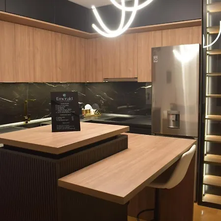 Stayinn Emerald * Шкодер
